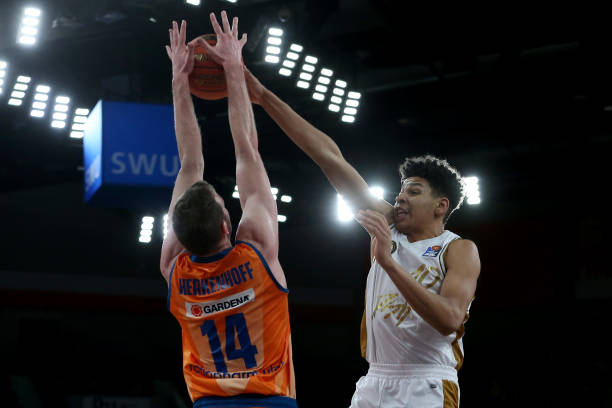 他不仅仅用 他不仅仅用