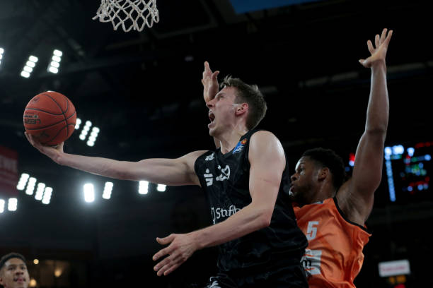 更是场外的 更是场外的